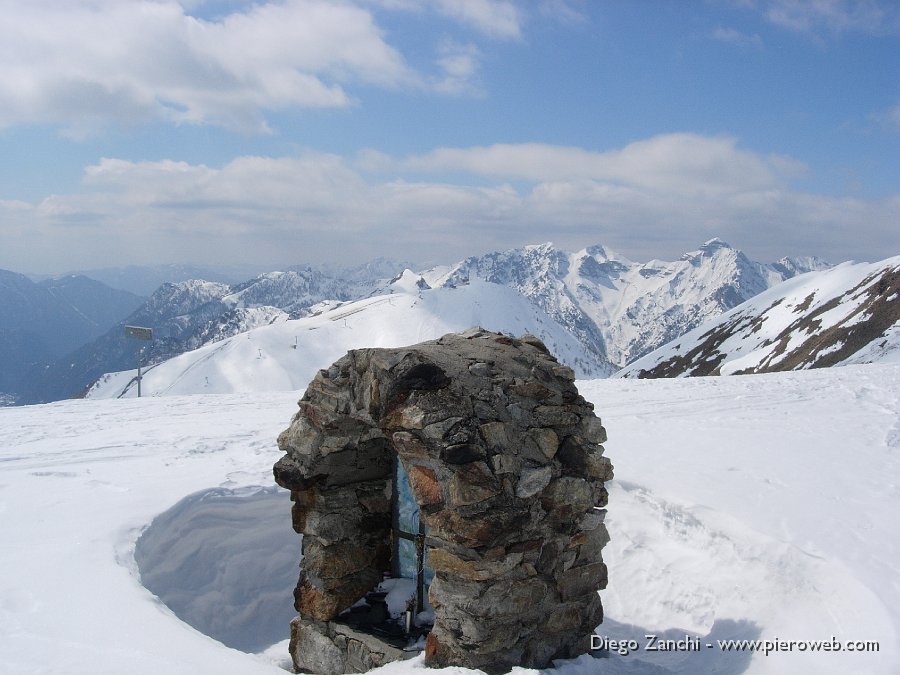 02 Cappelletta sepolta.....che vista!.JPG